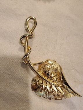 Gold Leaf Motif Women’s Brooch - Elegant Gold Tone